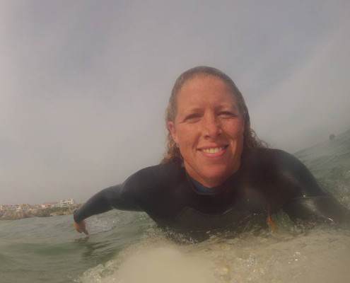 Foto van Natasha die surft op de golven